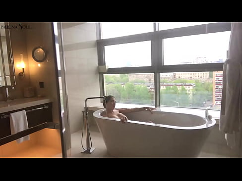 ❤️ Enorme babe die hartstochtelijk haar poesje aftrekt in de badkamer ️ Porno at us ❤