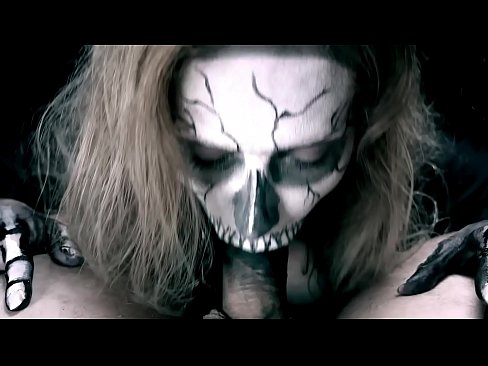 ❤️ Demon girl zuigt pik met haar zwarte mond en slikt sperma. ️ Porno at us ❤